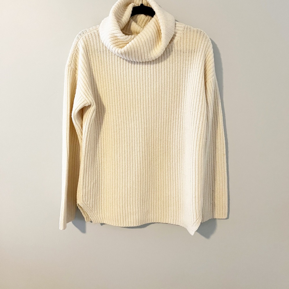 Theory cream wool
Cowlneck‎ knit sweater medium
